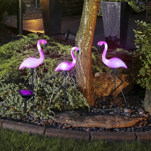 Drei Leuchtflamingos mit Bodenspieß