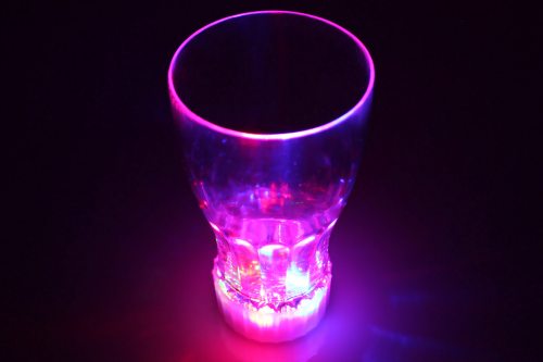 LED-Trinkbecher 300 ml 15 cm hoch I Multicolor Party Becher blinkt und leuchtet I Partyzubehör Tischdekoration