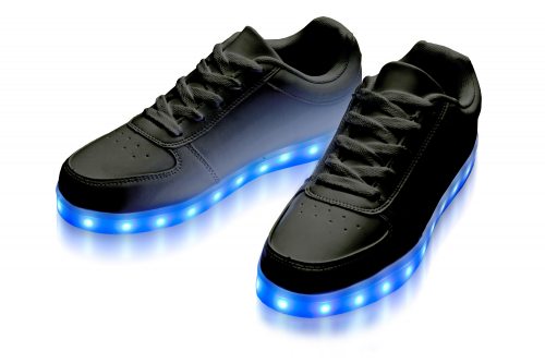 schwarze sneaker mit leuchteffekt