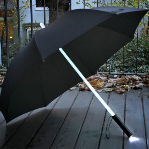 Leuchtender Regenschirm I Lichtschwert-Regenschirm mit zusätzlicher  LED-Taschenlampe im Griff günstig online bestellen I LED-Fashion Berlin