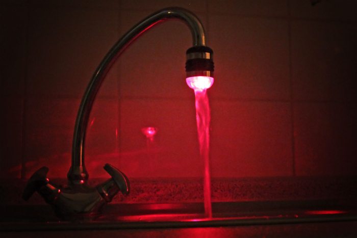 LED-Wasserhahnaufsatz I LED Wasserhahn mit Dynamo I Temperaturkontrolle I leuchtet farbig