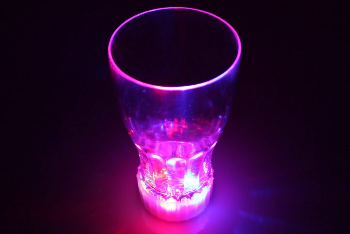 LED-Trinkbecher 300 ml 15 cm hoch I Multicolor Party Becher blinkt und leuchtet I Partyzubehör Tischdekoration