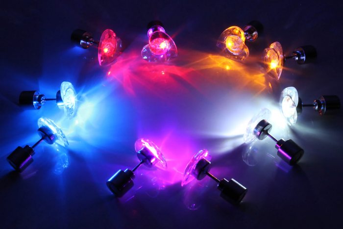 LED Herz-Ohrstecker leuchten