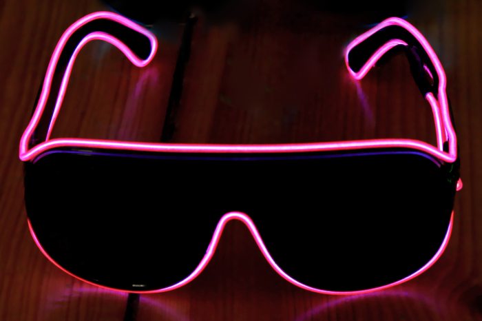 Pinke led Brille party