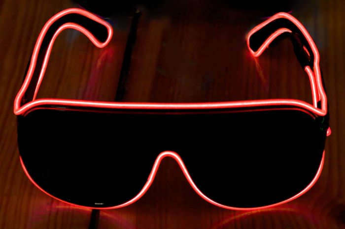 Rote Brille lechtend fasching