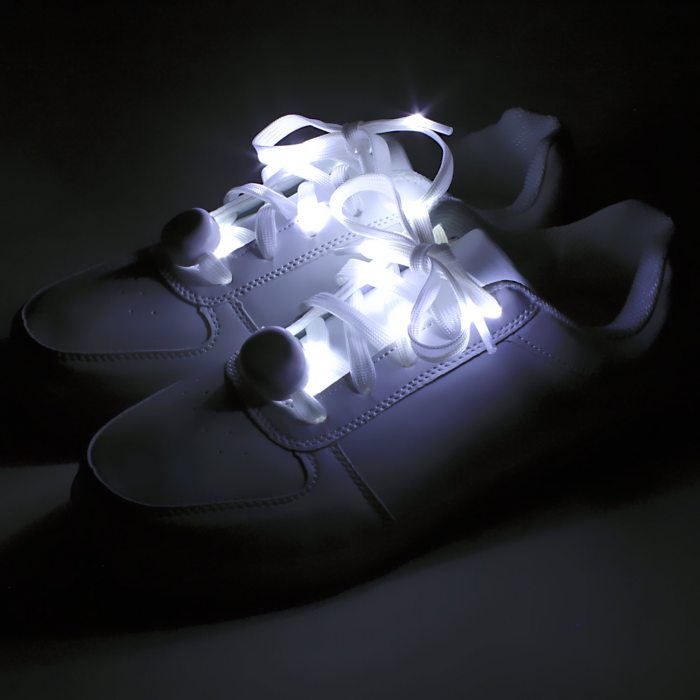 weiße led-schuhe durch schnürsenkel
