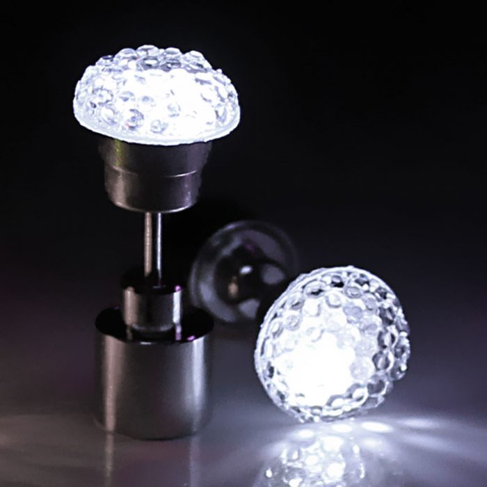weisse Ohrstecker
