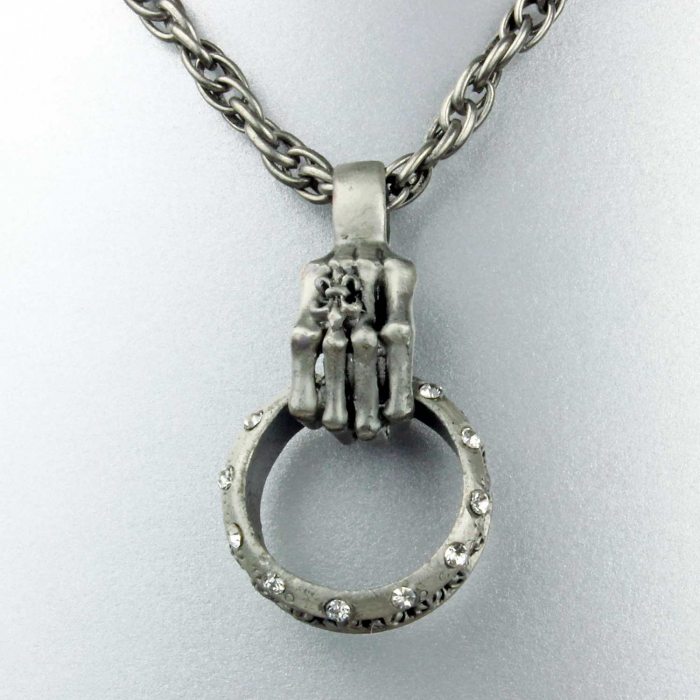 Skeletthand mit Ring Halskette