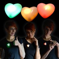 Blinkendes LED Herz mit Anstecknadel I Flirt Single Party Herz Anstecker Blinky