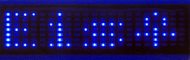Kleines LED-Text und Uhrzeit Laufschrift Display blau batteriebetrieben