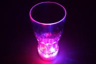 LED-Trinkbecher 300 ml 15 cm hoch I Multicolor Party Becher blinkt und leuchtet I Partyzubehör Tischdekoration