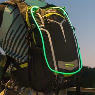 Fahrradrucksack mit Beleuchtung und Reflektorstreifen I LED-Sport Rucksack I Regenschutz & Helm Netz Notfallpfeife