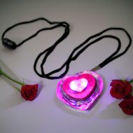 LED-Glitzerherz Umhänger Halskette mit zusätlicher Anstecknadel I Blinkender Herz Schmuck I Herzbrosche mit Licht