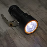 LED Taschenlampe mit fokussierbarem Lichtstrahl I USB wiederaufladbare Taschenlampe mit Griff I 3 Leuchtfunktionen: Dauerleuchten & Blinken
