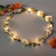 Weiße Rosen-Haarkranz mit weißen LEDs ⌀ 19 cm I LED-Blütenkranz Haarreif I  I Frühlingsblüten mit Blätter Haarkranz I  LED-Haarreif Blumenkranz JGA & Hochzeit kaufen