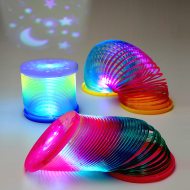 LED-Spiralfeder Spielzeug ⌀ 7 cm I Leuchtende Regenbogen-Spirale mit Sterne-Mond-Projektion I Bunter Treppenläufer mit Farbwechsel I Kleines Gastgeschenk Kinder