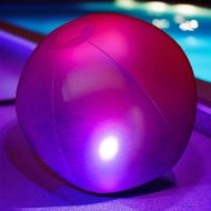LED-Wasserball ⌀ 20 cm I Aufblasbarer Leuchtball I Swimming Pool Ball mit Farbwechsel Leuchteffekt Spielzeug I Kinder-Strandball