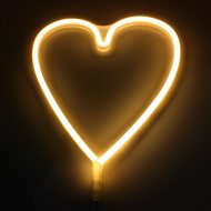 Neon Herz Wanddekoration I Dekorationsbeleuchtung Neonlicht mit Timer Funktion I LED Herzleuchte Warmweiss I Wandleuchte Deko-Nachtlicht