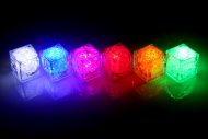 Eiswürfel mit licht blau rot grün pink orange weiss led