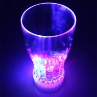 LED-Trinkbecher 300 ml 15 cm hoch I Multicolor Party Becher blinkt und leuchtet I Partyzubehör Tischdekoration